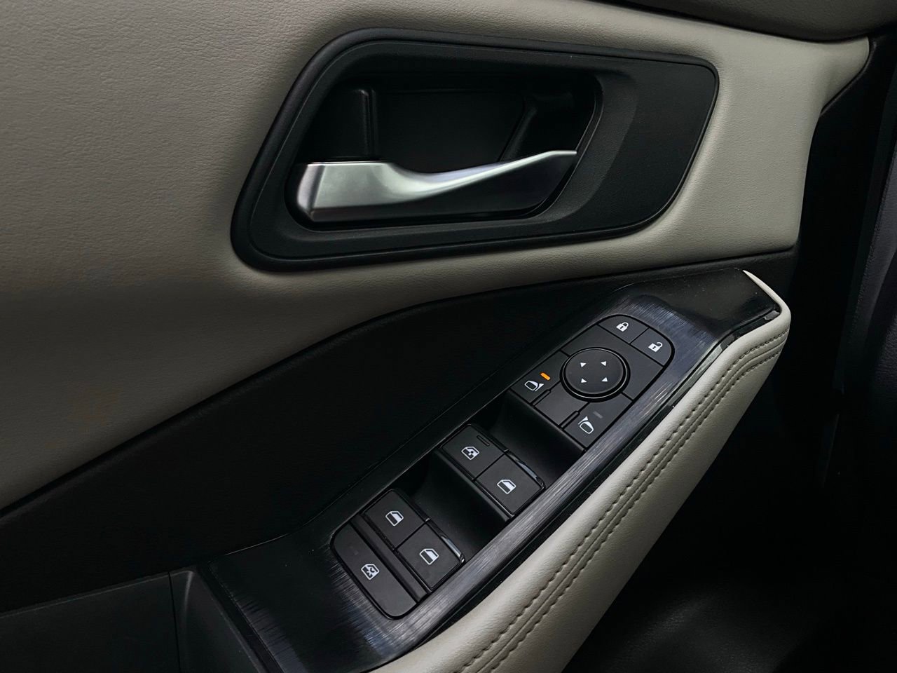 Used 2025 Nissan Rogue SV image 21