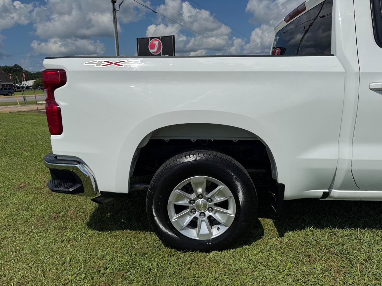 Used 2020 Chevrolet Silverado 1500 LT w/ Remote Start Package AWD/4WD image 10