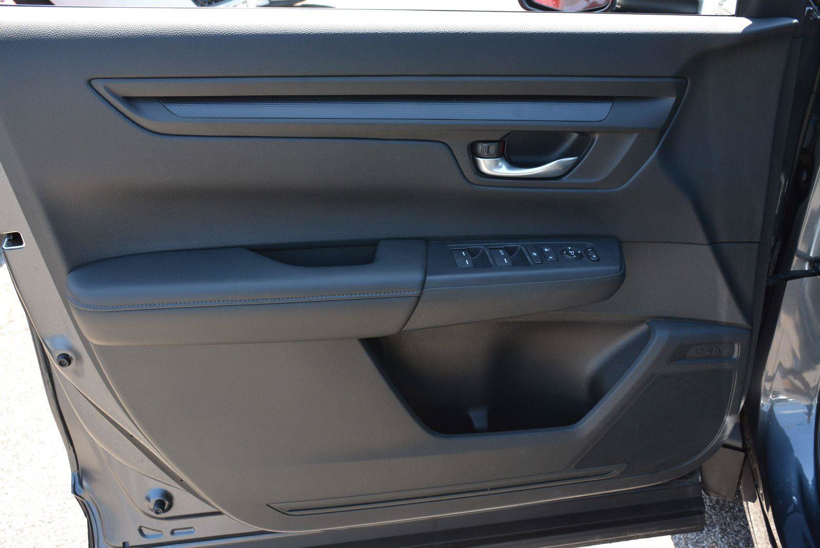 Used 2025 Honda CR-V LX image 9
