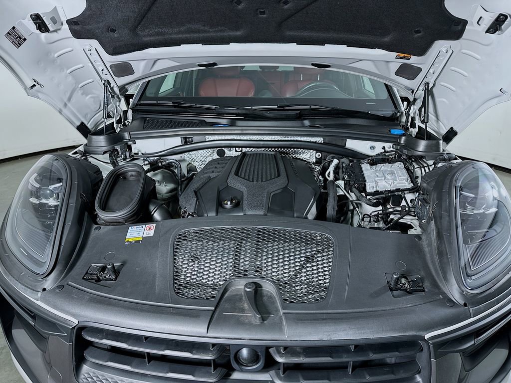 Certified 2023 Porsche Macan Turbo AWD/4WD image 33