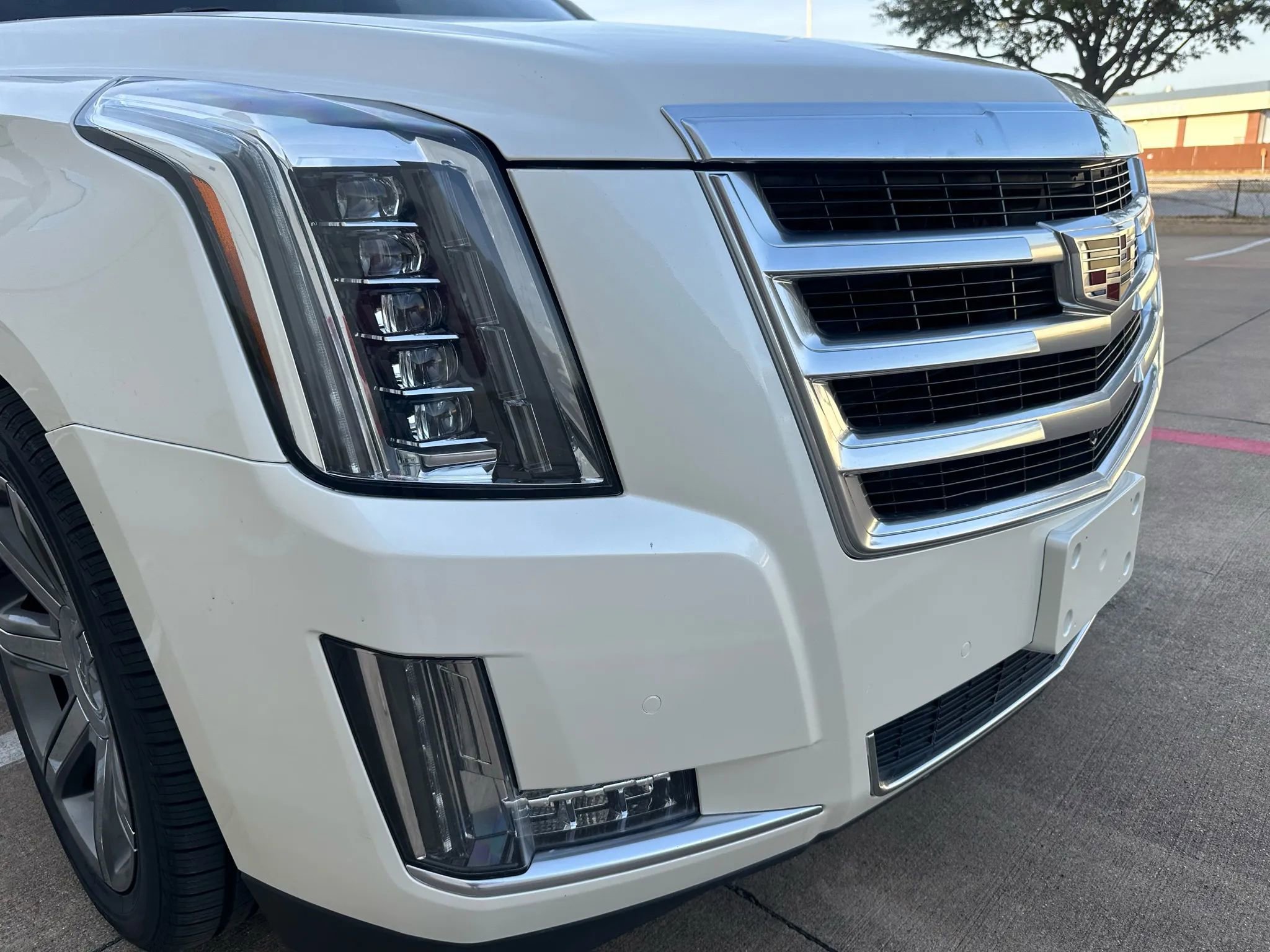 Used 2015 Cadillac Escalade Luxury AWD/4WD image 6