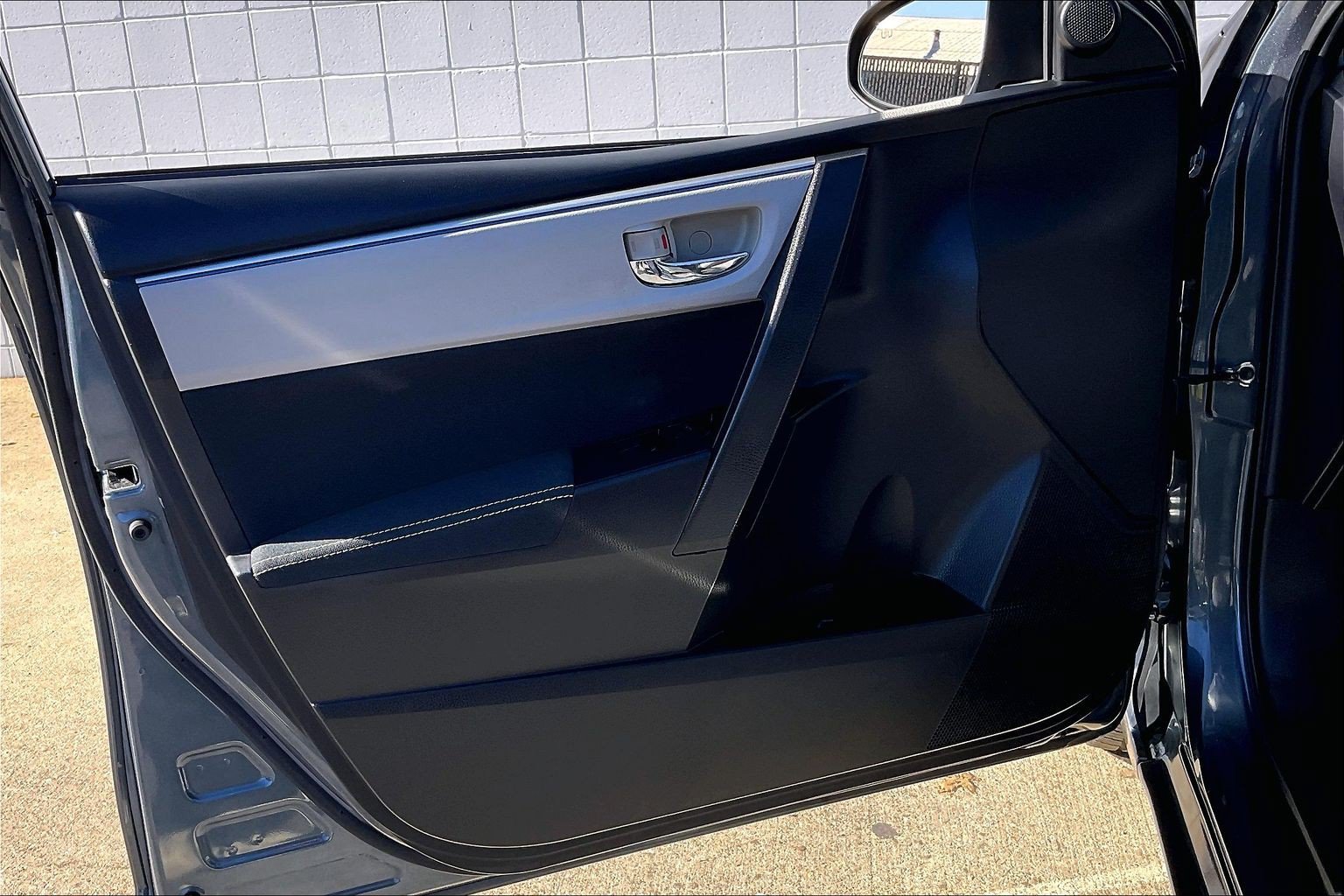 Used 2015 Toyota Corolla LE FWD image 28