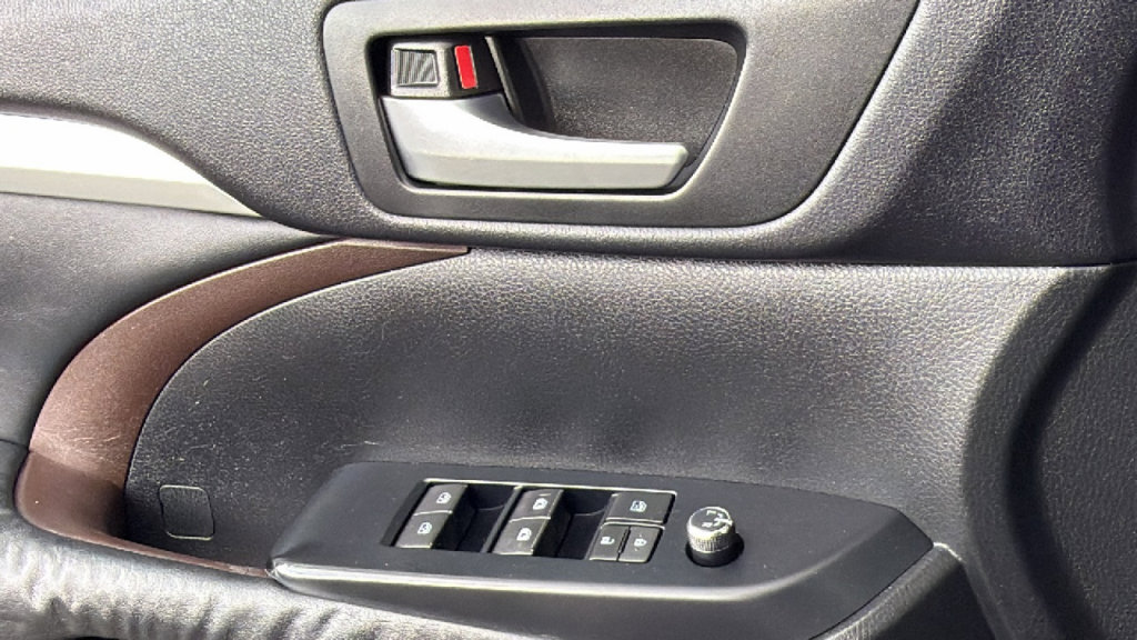 Used 2014 Toyota Highlander XLE AWD/4WD image 22