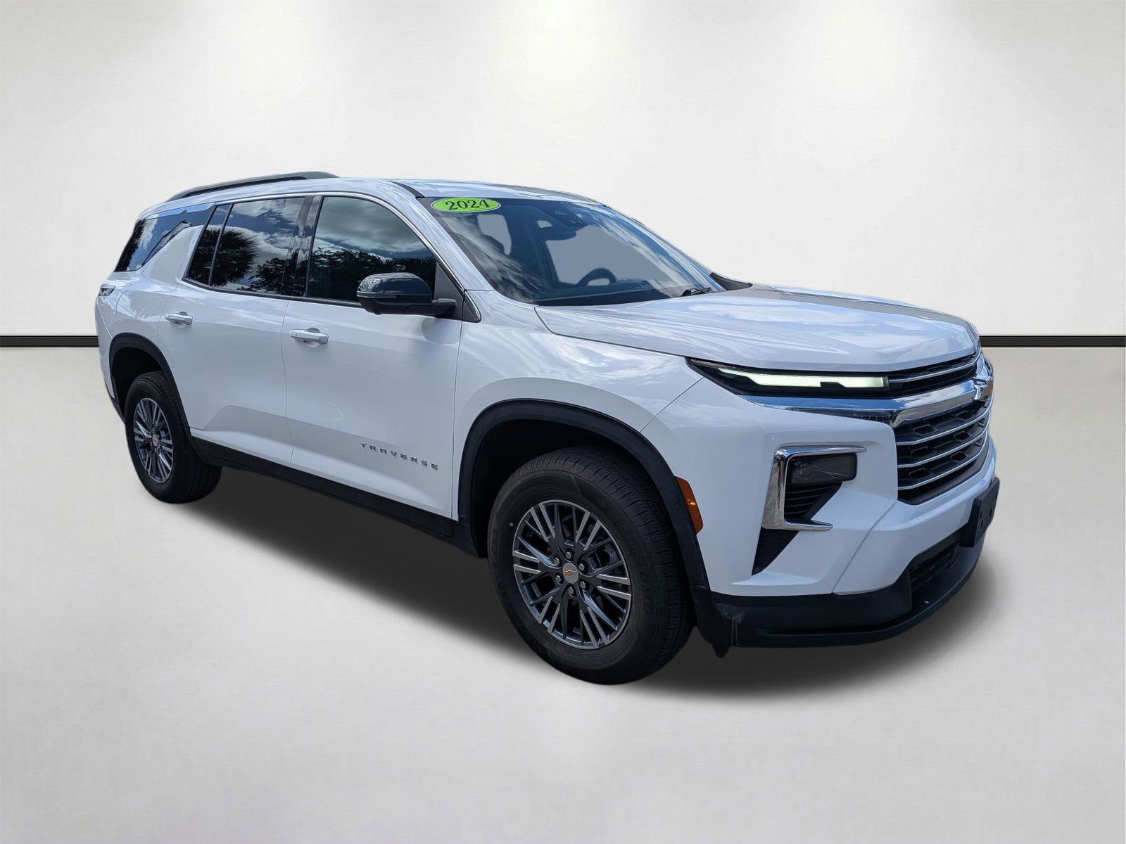 Used 2024 Chevrolet Traverse LT FWD image 2