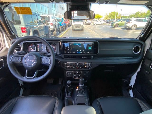 Used 2025 Jeep Gladiator Sport AWD/4WD image 18