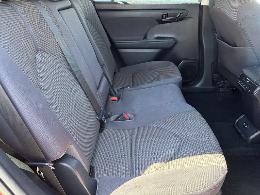 Used 2020 Toyota Highlander LE AWD/4WD image 43