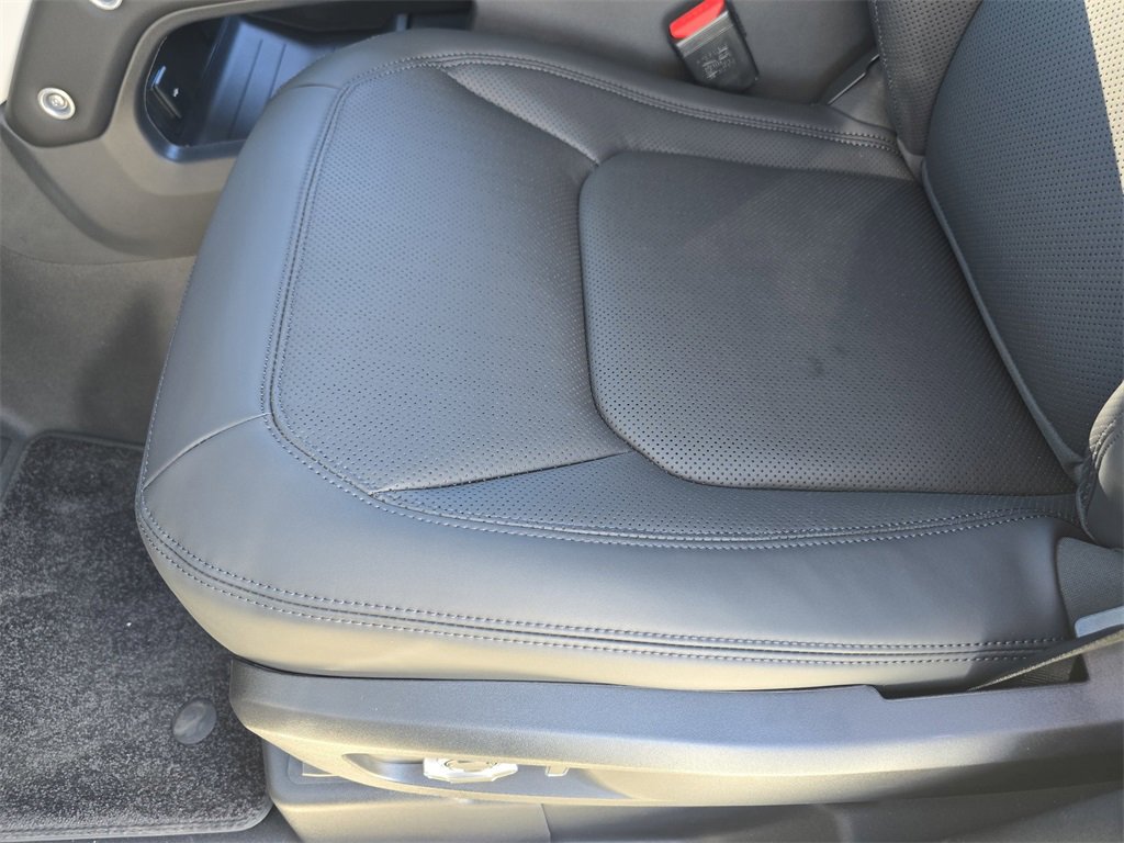 New 2026 Land Rover Defender 130 X-Dynamic SE image 30