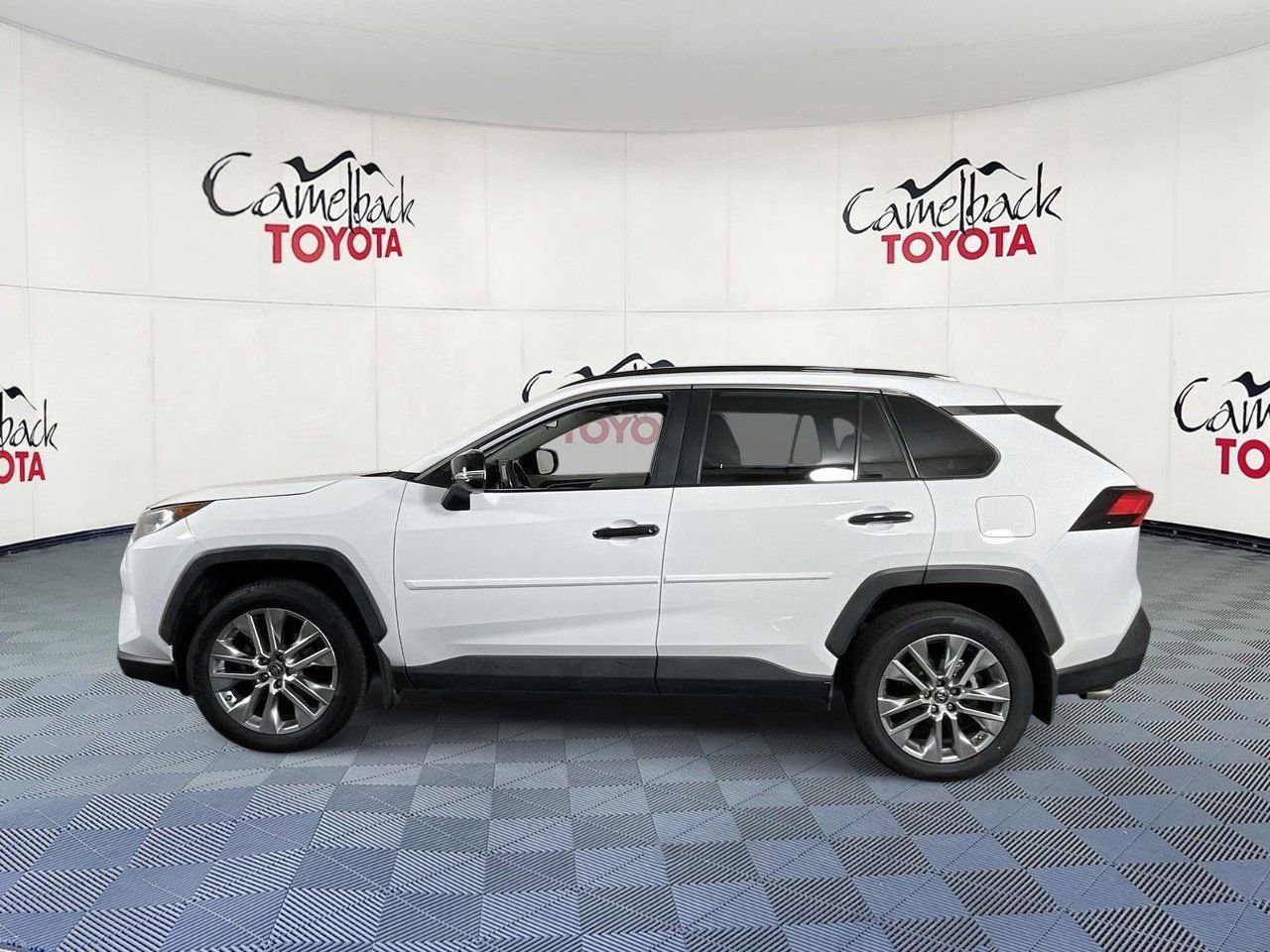 Used 2019 Toyota RAV4 XLE Premium w/ Cold Weather Package AWD/4WD image 5