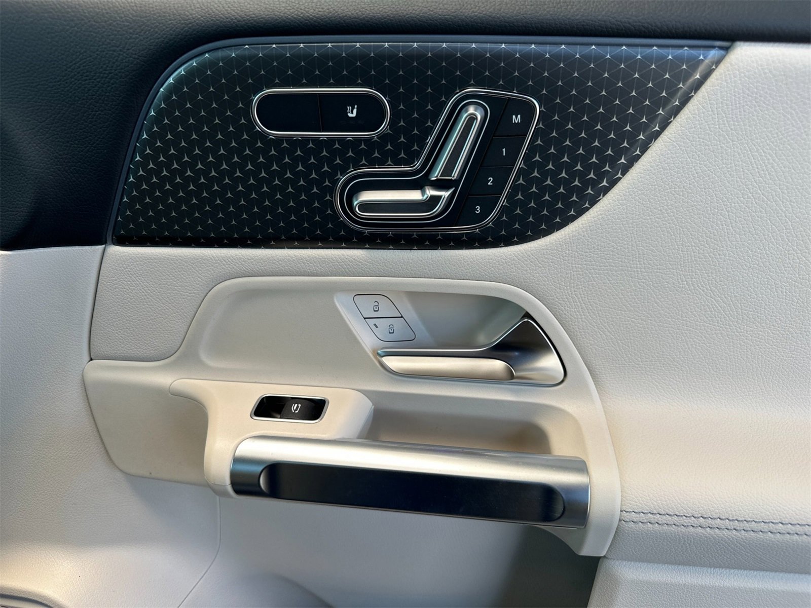 New 2025 Mercedes-Benz GLB 250 4MATIC image 18