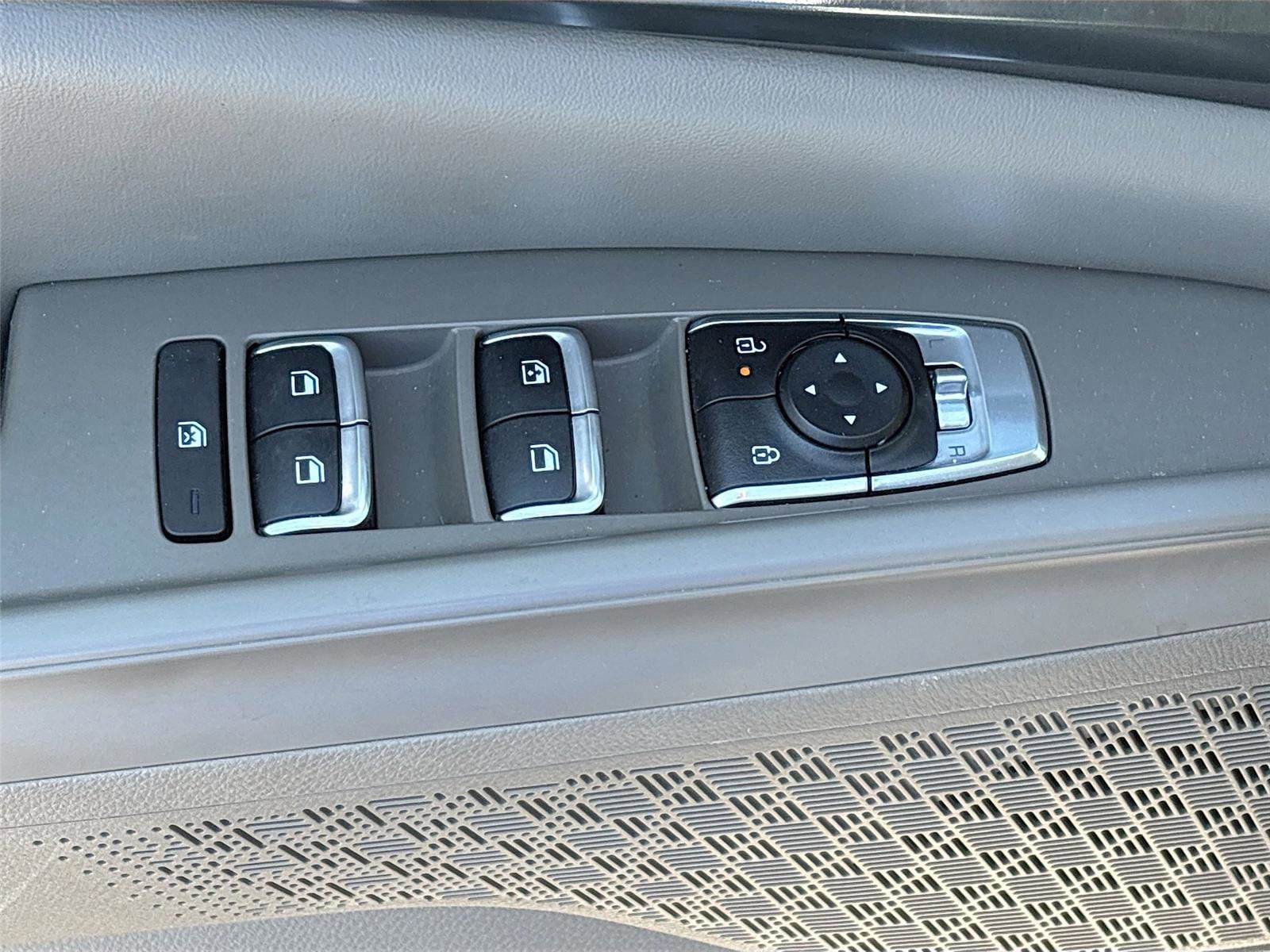 Used 2025 Kia Carnival FWD image 20