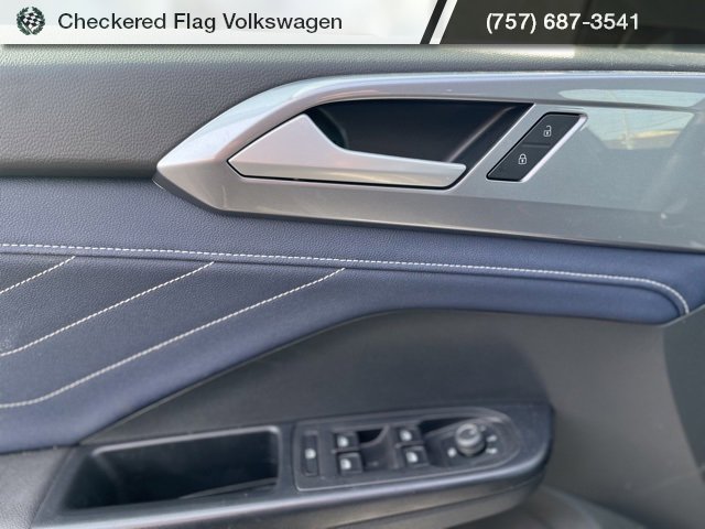 Used 2025 Volkswagen Taos SEL image 2