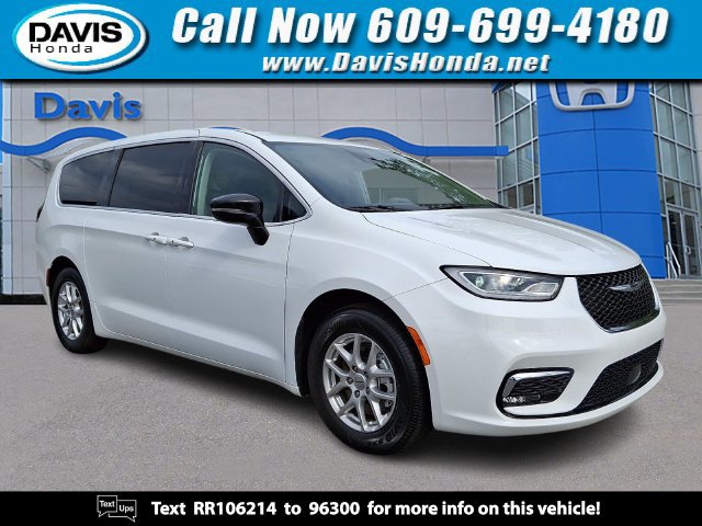 Used 2024 Chrysler Pacifica Touring-L FWD image 1