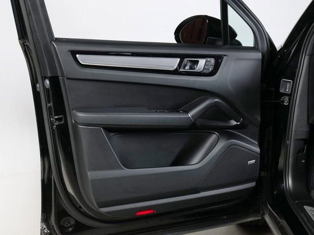 Certified 2023 Porsche Cayenne Platinum Edition image 29