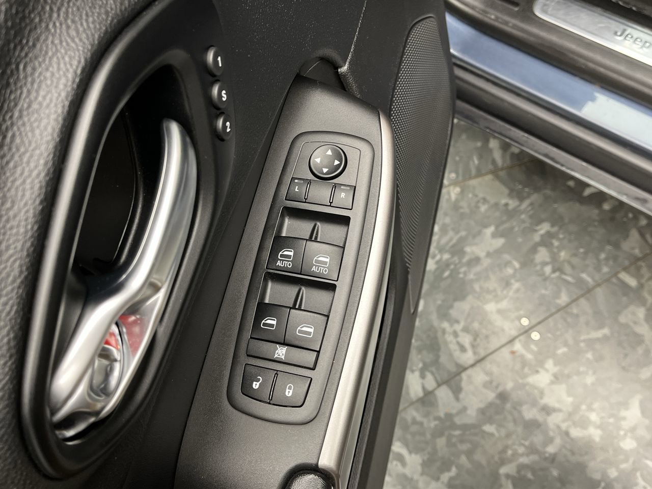 Used 2021 Jeep Cherokee Limited w/ Elite Package AWD/4WD image 10