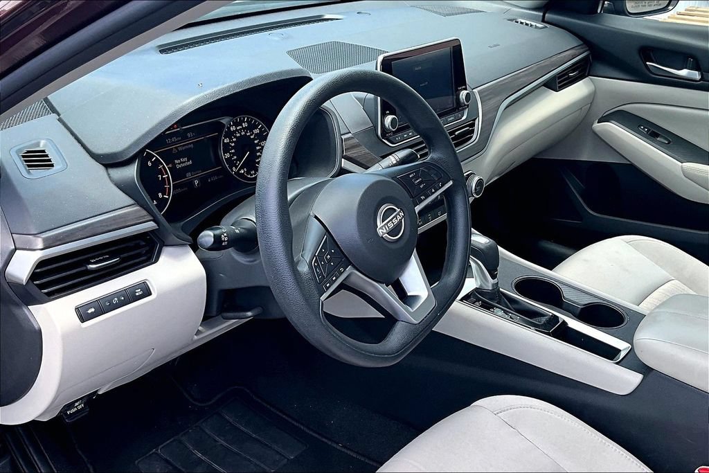 Used 2025 Nissan Altima 2.5 SV FWD image 16