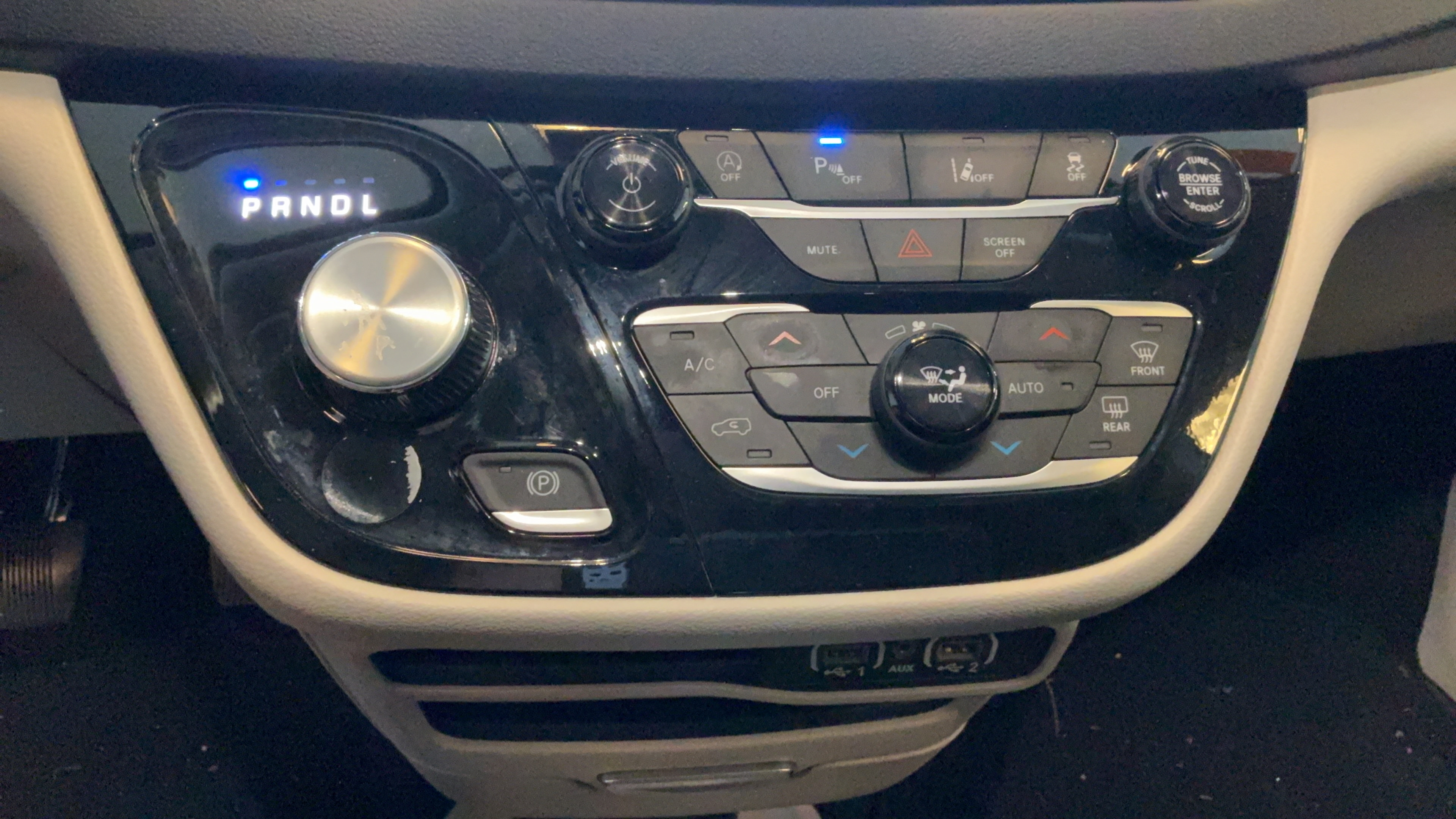 Used 2024 Chrysler Pacifica Touring-L FWD image 13