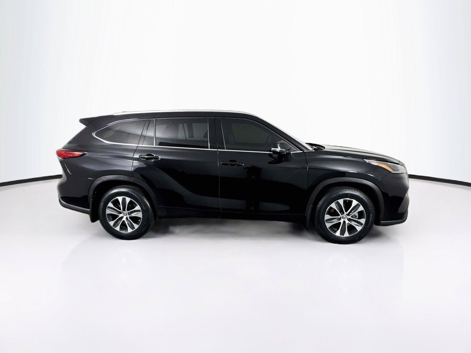 Used 2021 Toyota Highlander XLE AWD/4WD image 10