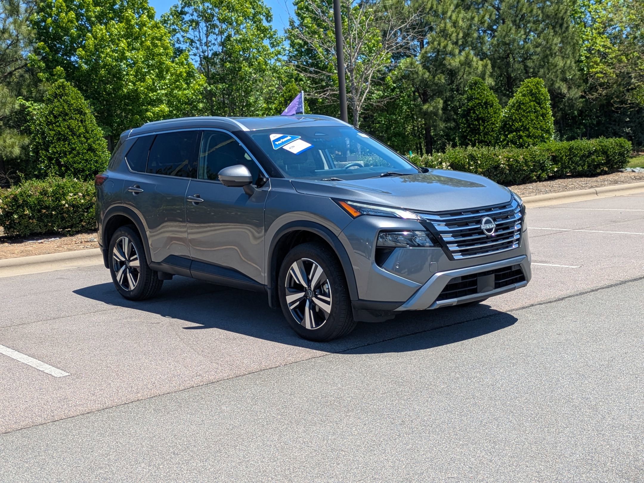 Used 2024 Nissan Rogue SL FWD image 2