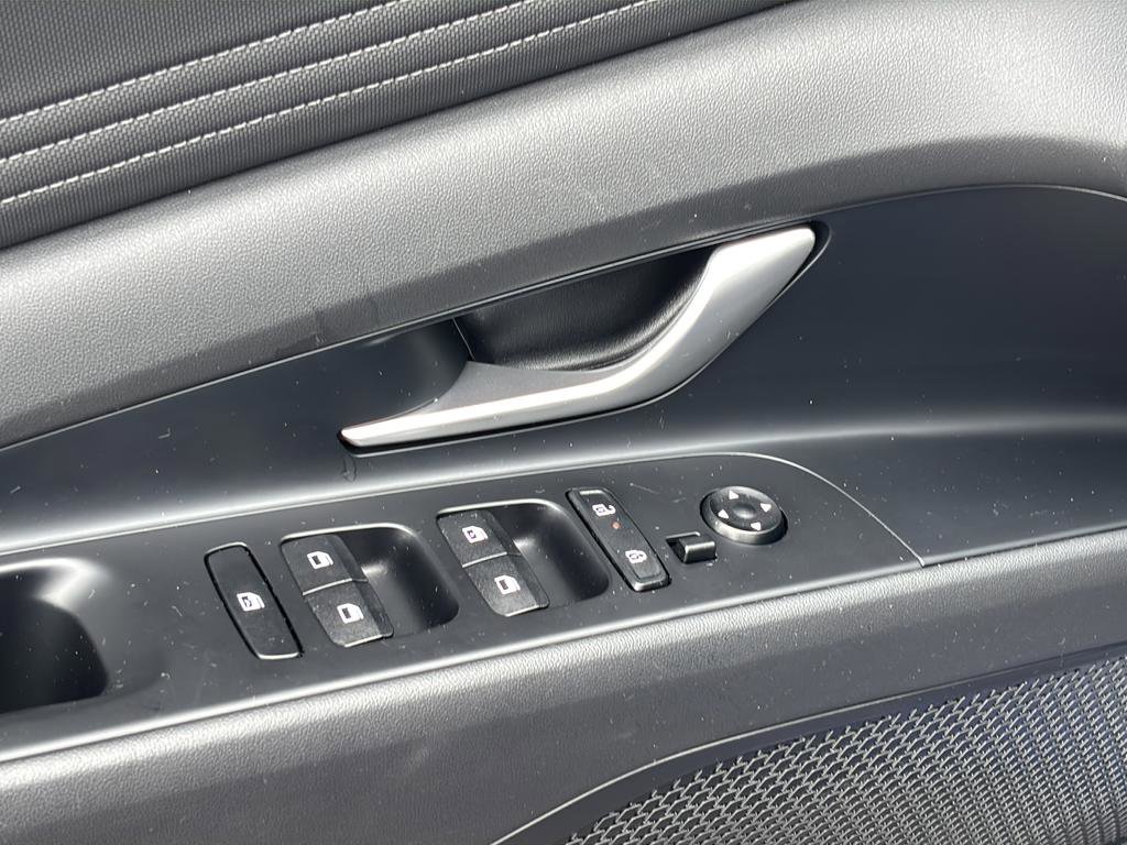 Certified 2025 Hyundai Elantra Limited image 17