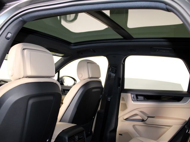 Certified 2025 Porsche Cayenne AWD/4WD image 21