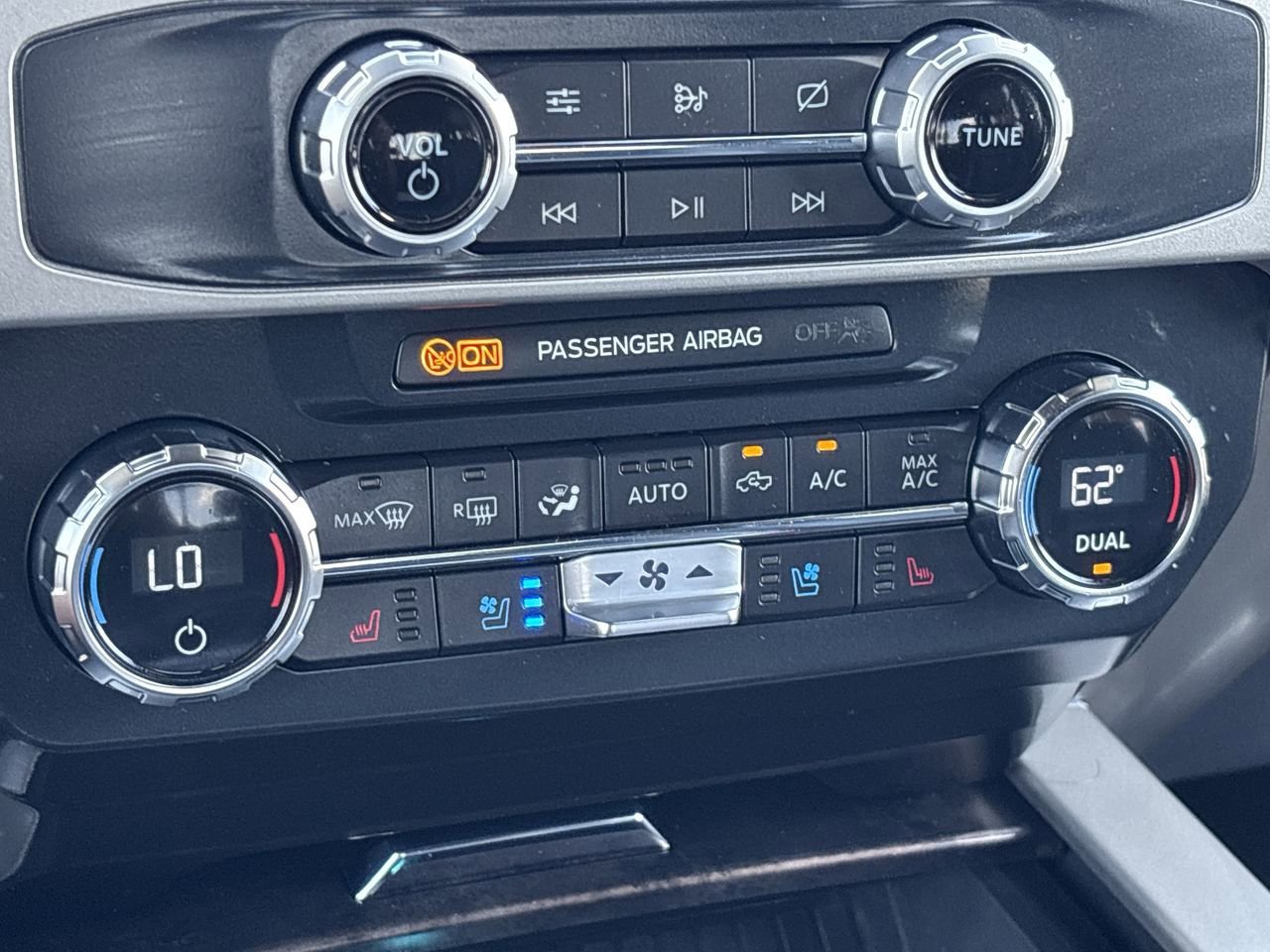 Used 2022 Ford F250 Lariat w/ Black Appearance Package AWD/4WD image 23