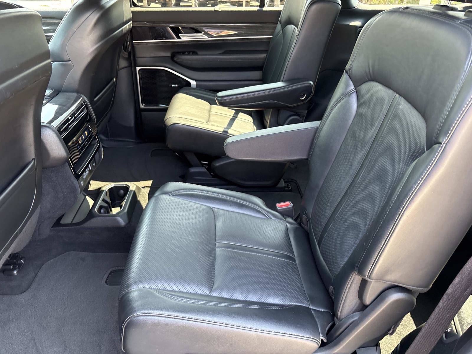 Used 2022 Jeep Wagoneer Series III w/ Premium Group I AWD/4WD image 31