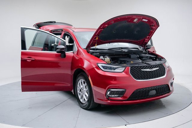 Used 2025 Chrysler Pacifica Select image 15