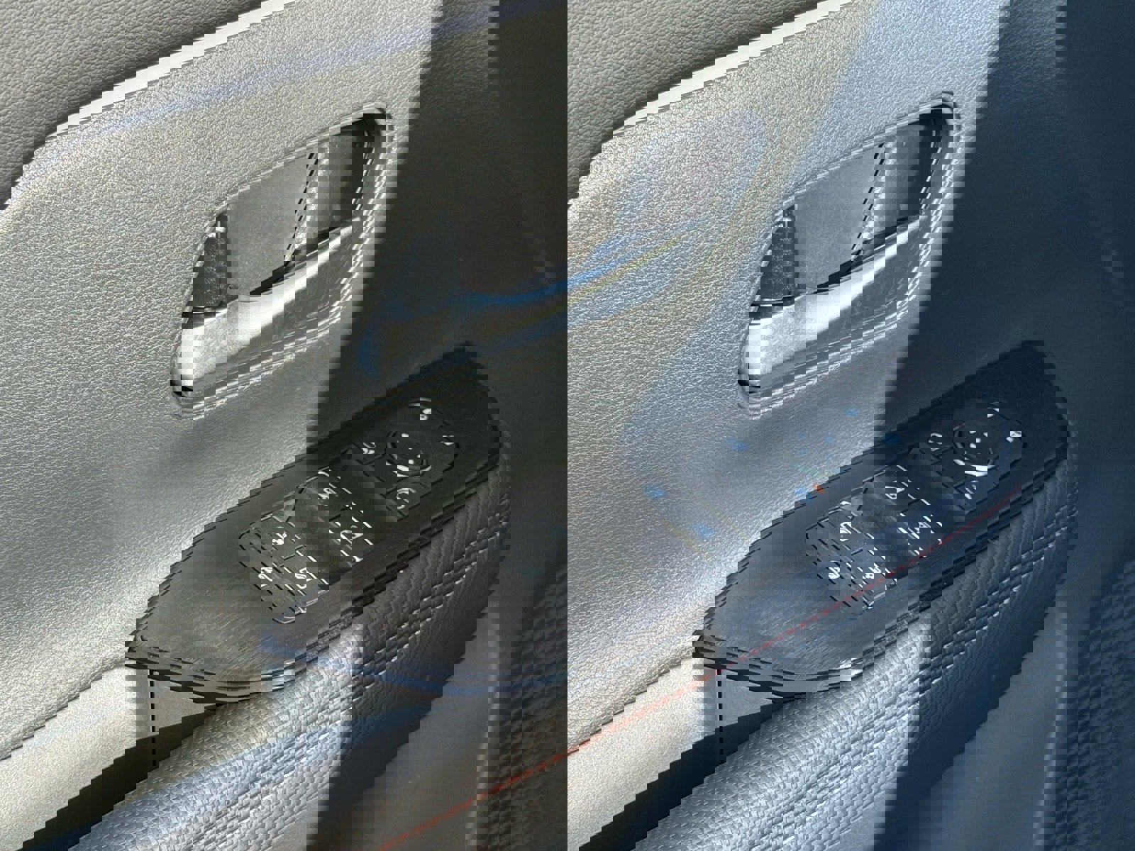 New 2025 Nissan Kicks SR image 18