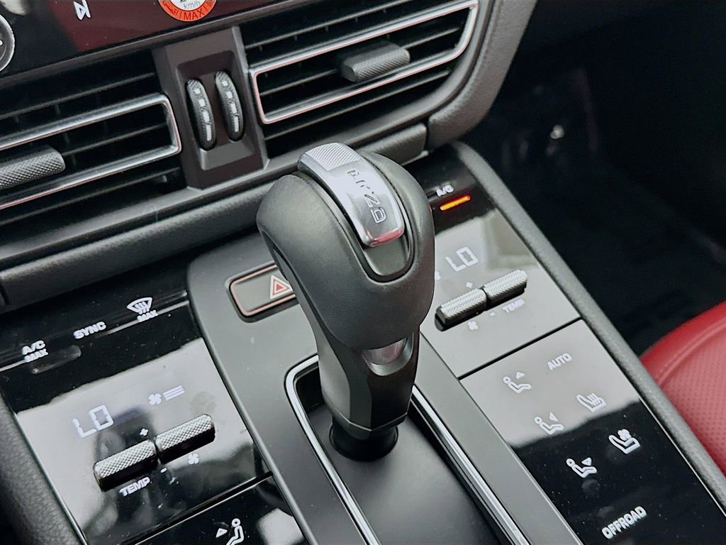 Certified 2025 Porsche Macan AWD/4WD image 19