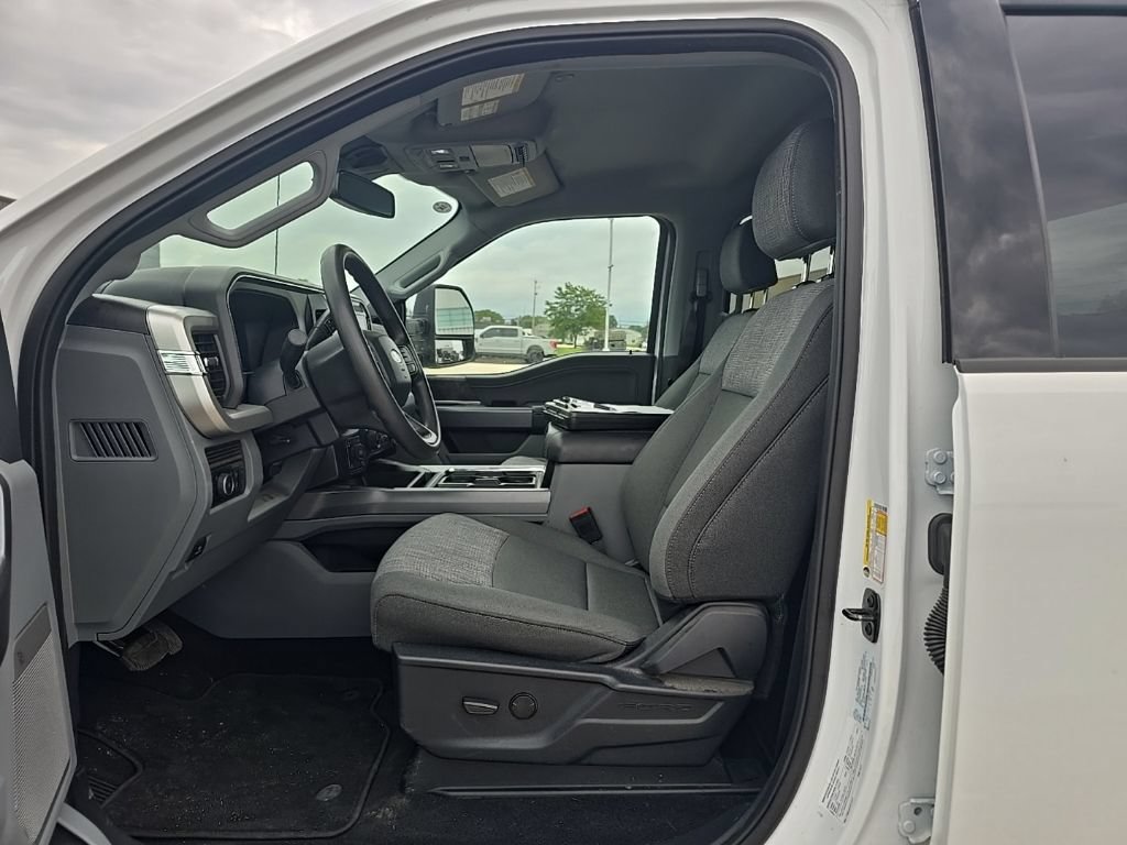 Used 2025 Ford F250 XLT w/ Black Appearance Package AWD/4WD image 11