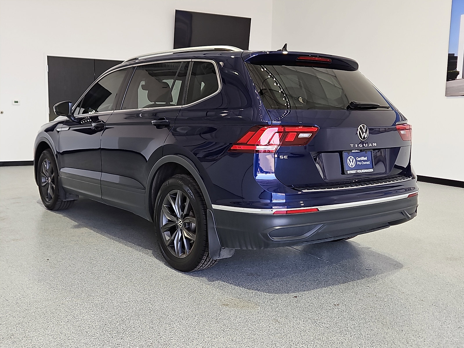 Certified 2023 Volkswagen Tiguan SE w/ Panoramic Sunroof Package FWD image 2