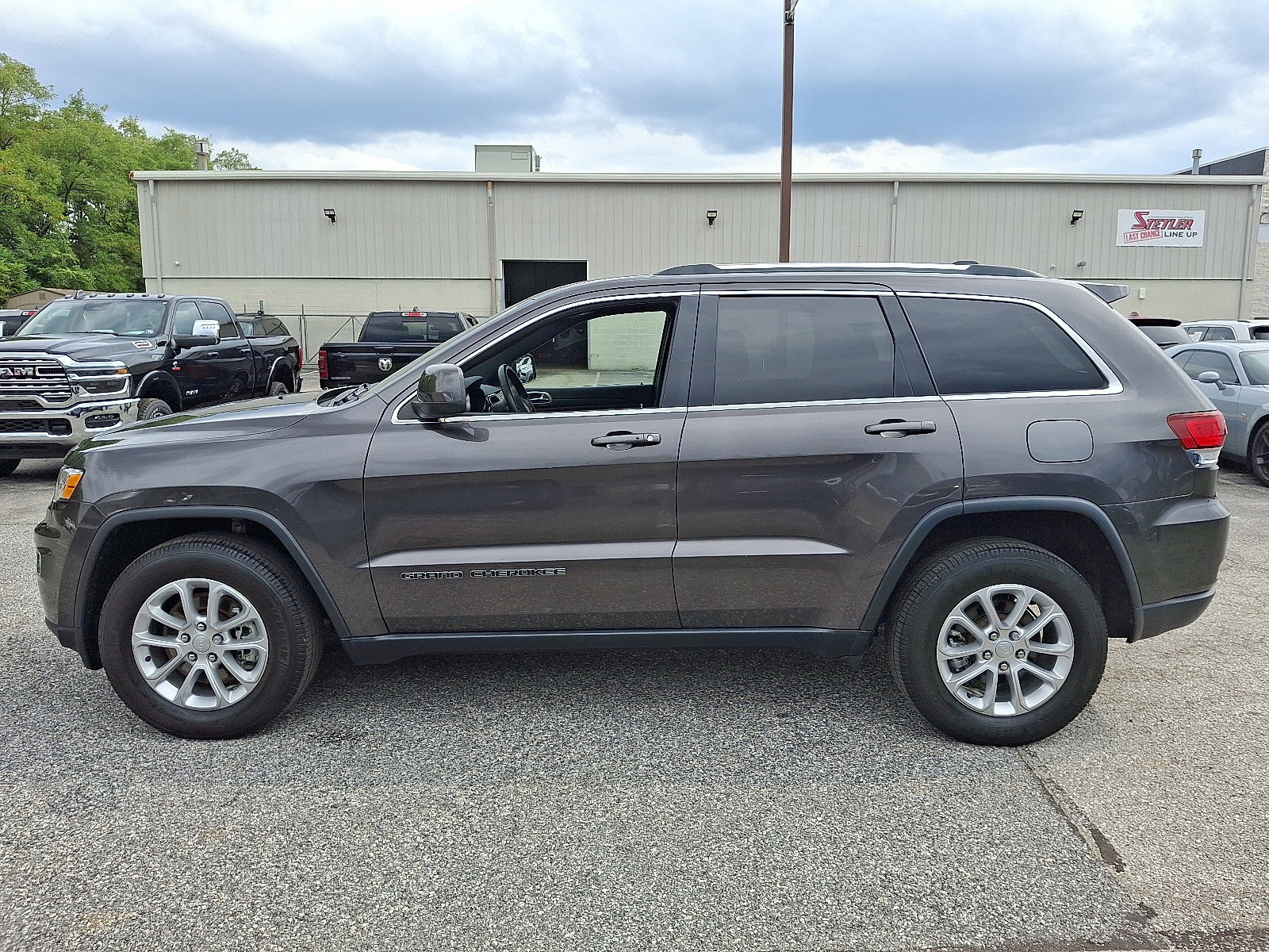 Used 2021 Jeep Grand Cherokee Laredo X image 5