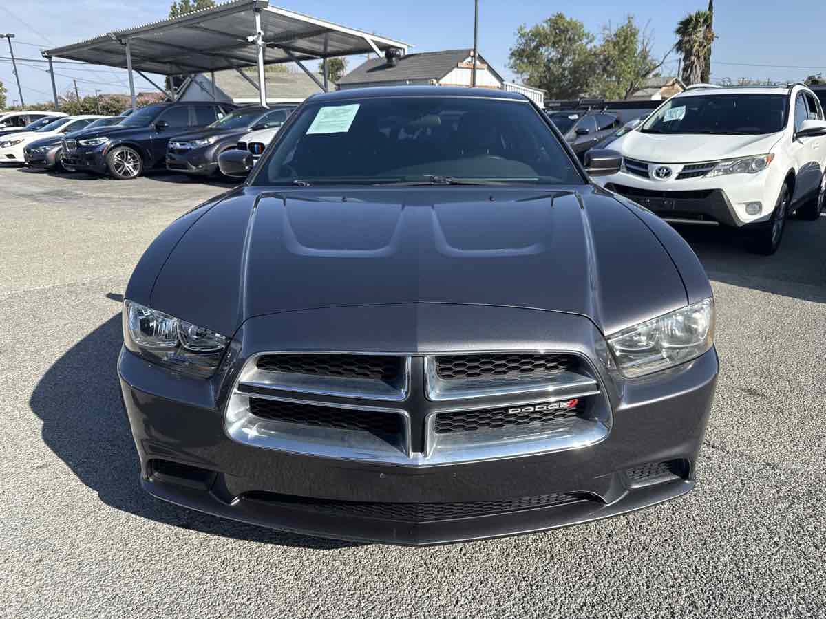 Used 2014 Dodge Charger SE RWD image 2