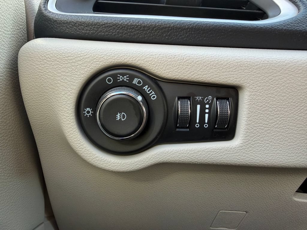 Used 2023 Chrysler Pacifica Touring-L FWD image 11