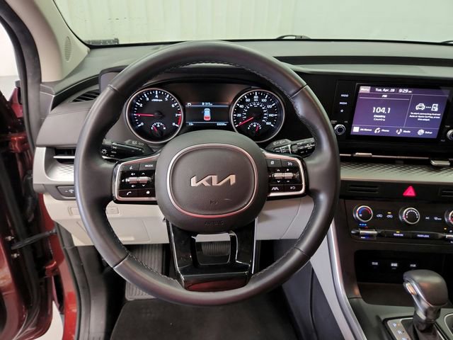 Used 2023 Kia Carnival LX FWD image 20