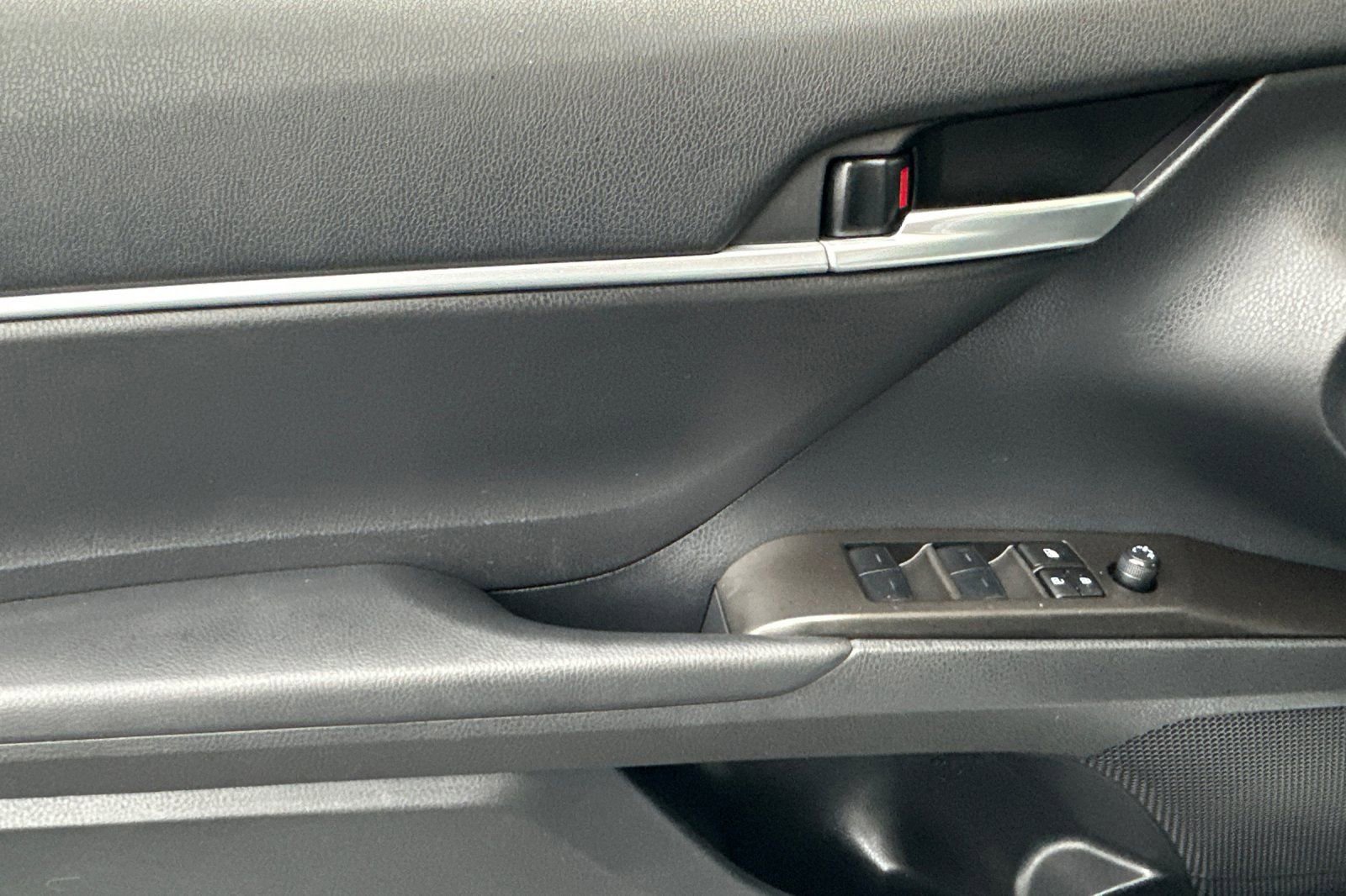 Used 2023 Toyota Camry SE image 11