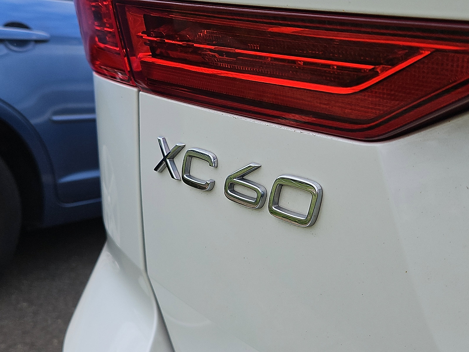 Used 2018 Volvo XC60 T5 Momentum w/ Vision Package AWD/4WD image 8