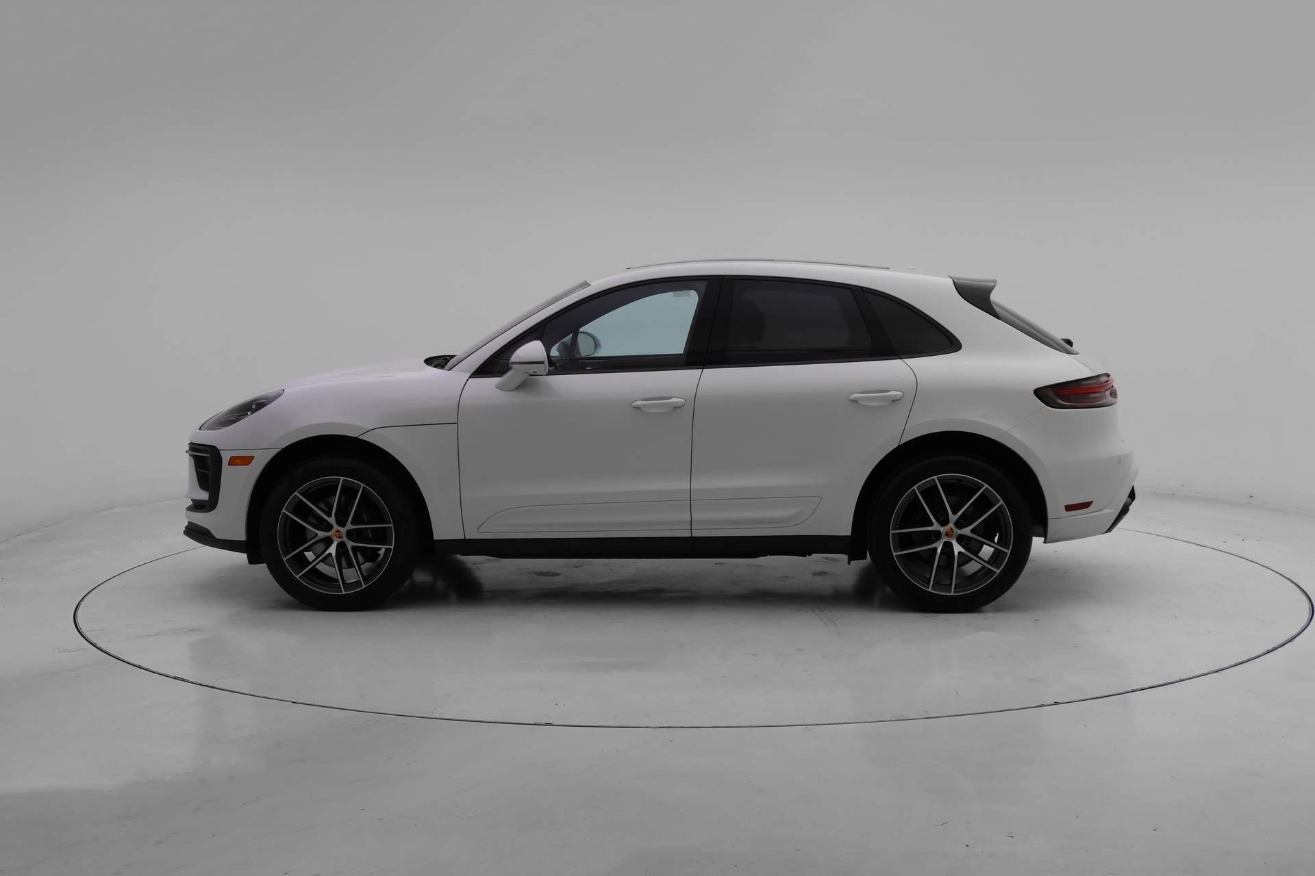 Used 2025 Porsche Macan image 2