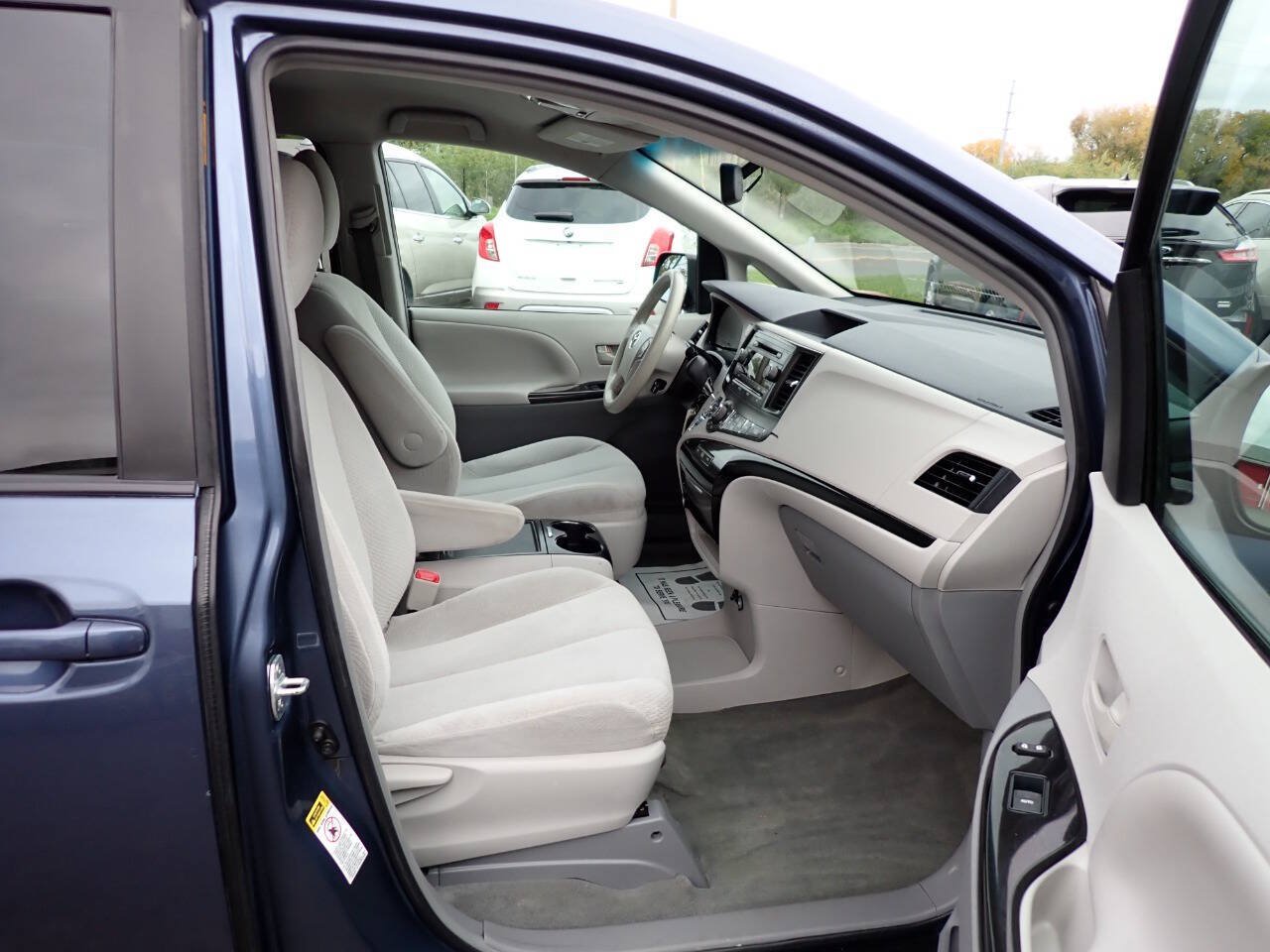 Used 2014 Toyota Sienna LE FWD image 9