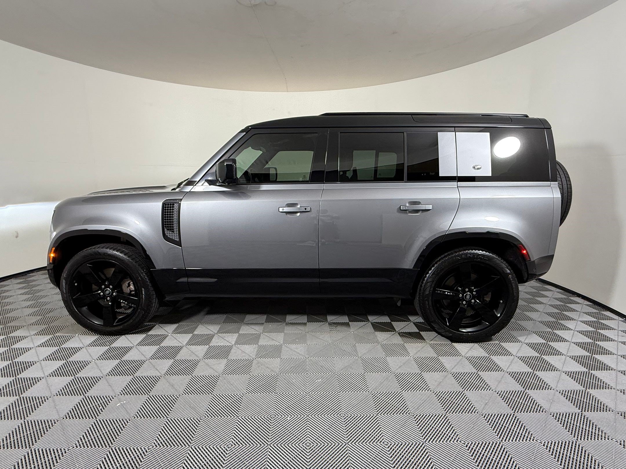 Used 2022 Land Rover Defender 110 X-Dynamic HSE AWD/4WD image 2