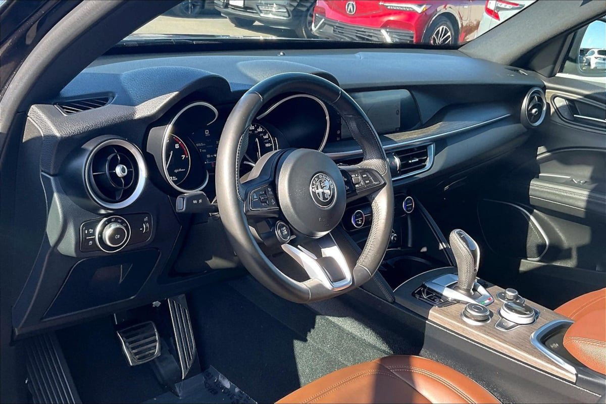 Used 2023 Alfa Romeo Stelvio Ti AWD/4WD image 11