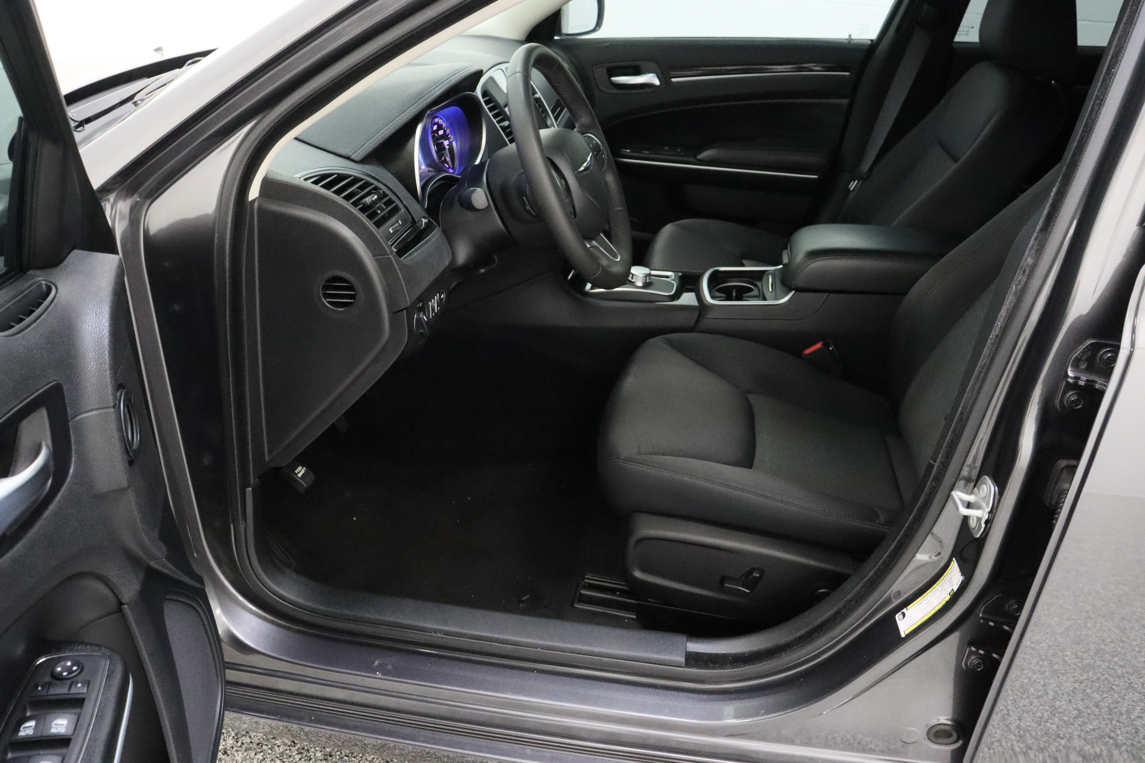 Used 2023 Chrysler 300 Touring w/ Sport Appearance Package RWD image 14