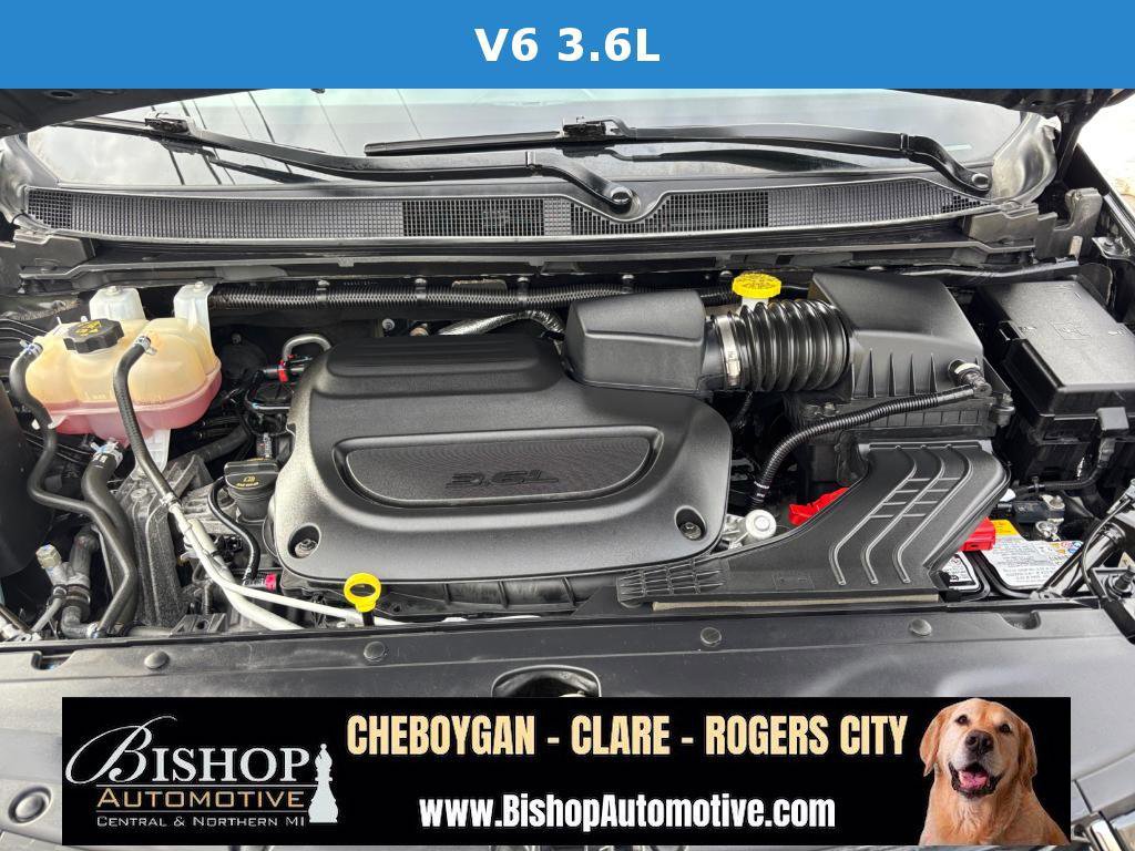 Used 2023 Chrysler Pacifica Touring-L image 9