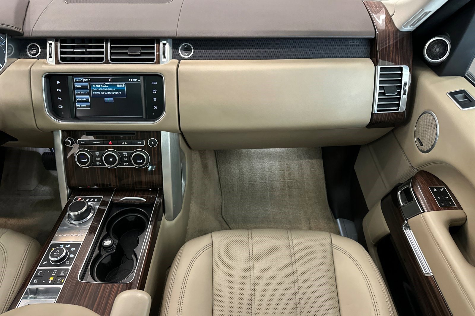 Used 2016 Land Rover Range Rover HSE image 29