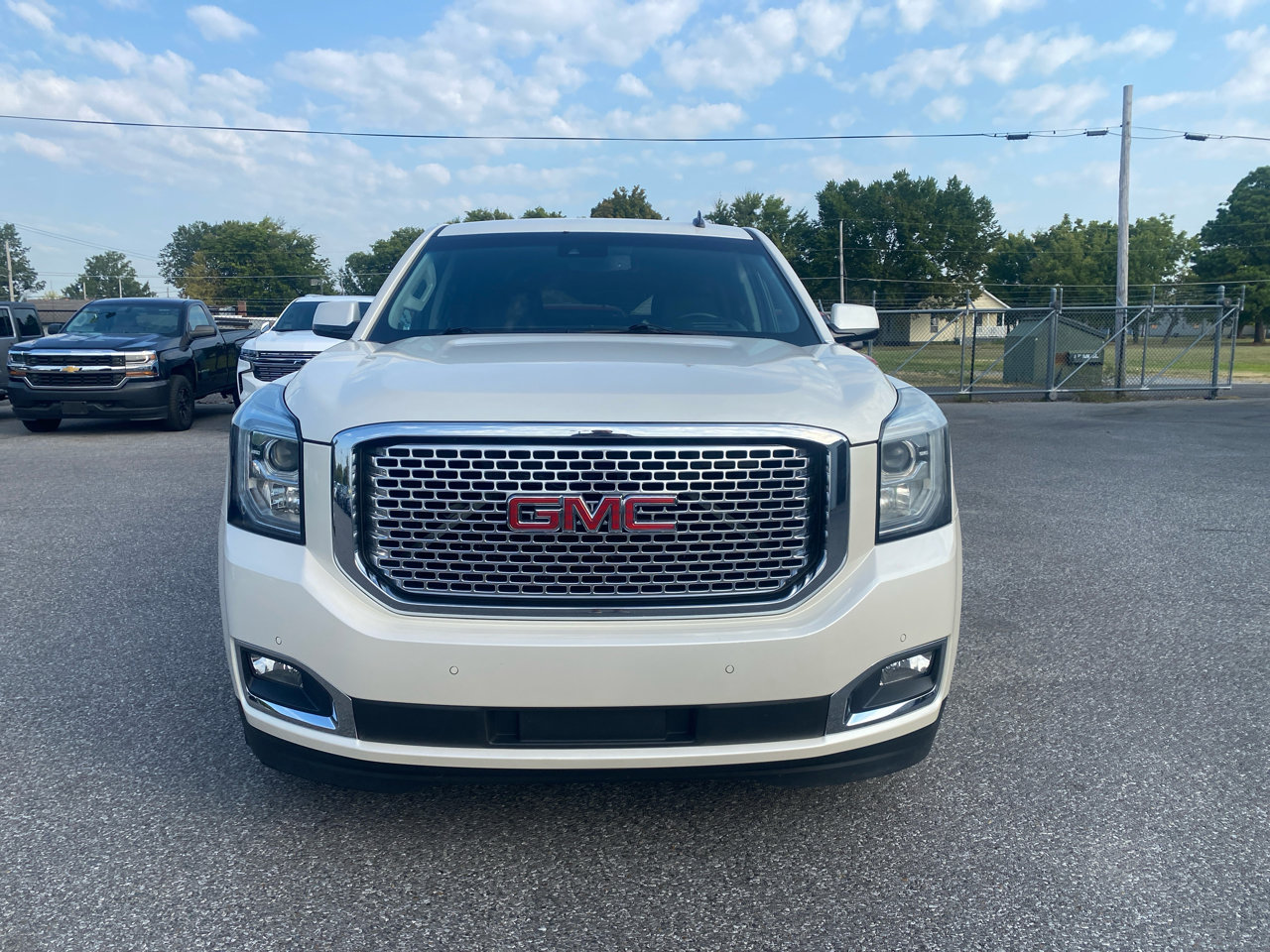 Used 2015 GMC Yukon Denali w/ Touring Package image 2