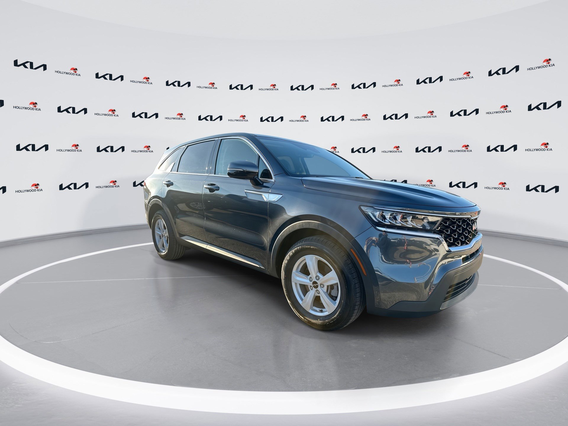 Used 2023 Kia Sorento LX image 2