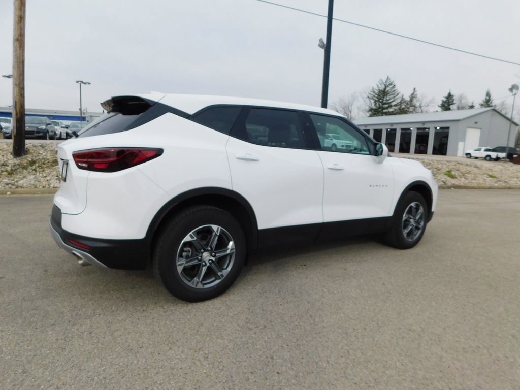 Used 2025 Chevrolet Blazer LT image 3
