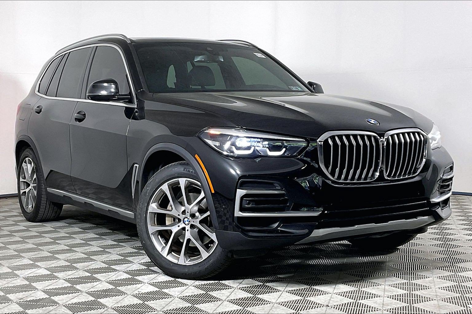 Certified 2022 BMW X5 xDrive40i w/ Premium Package AWD/4WD image 2