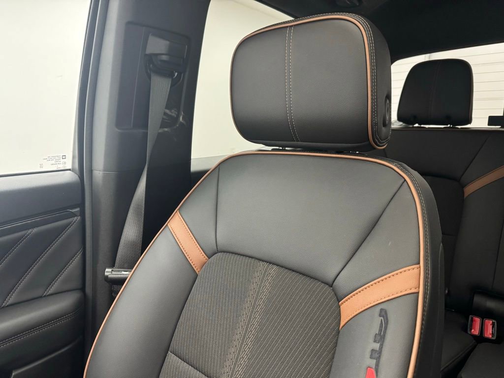 Used 2024 GMC Canyon AT4 w/ Technology Package image 40