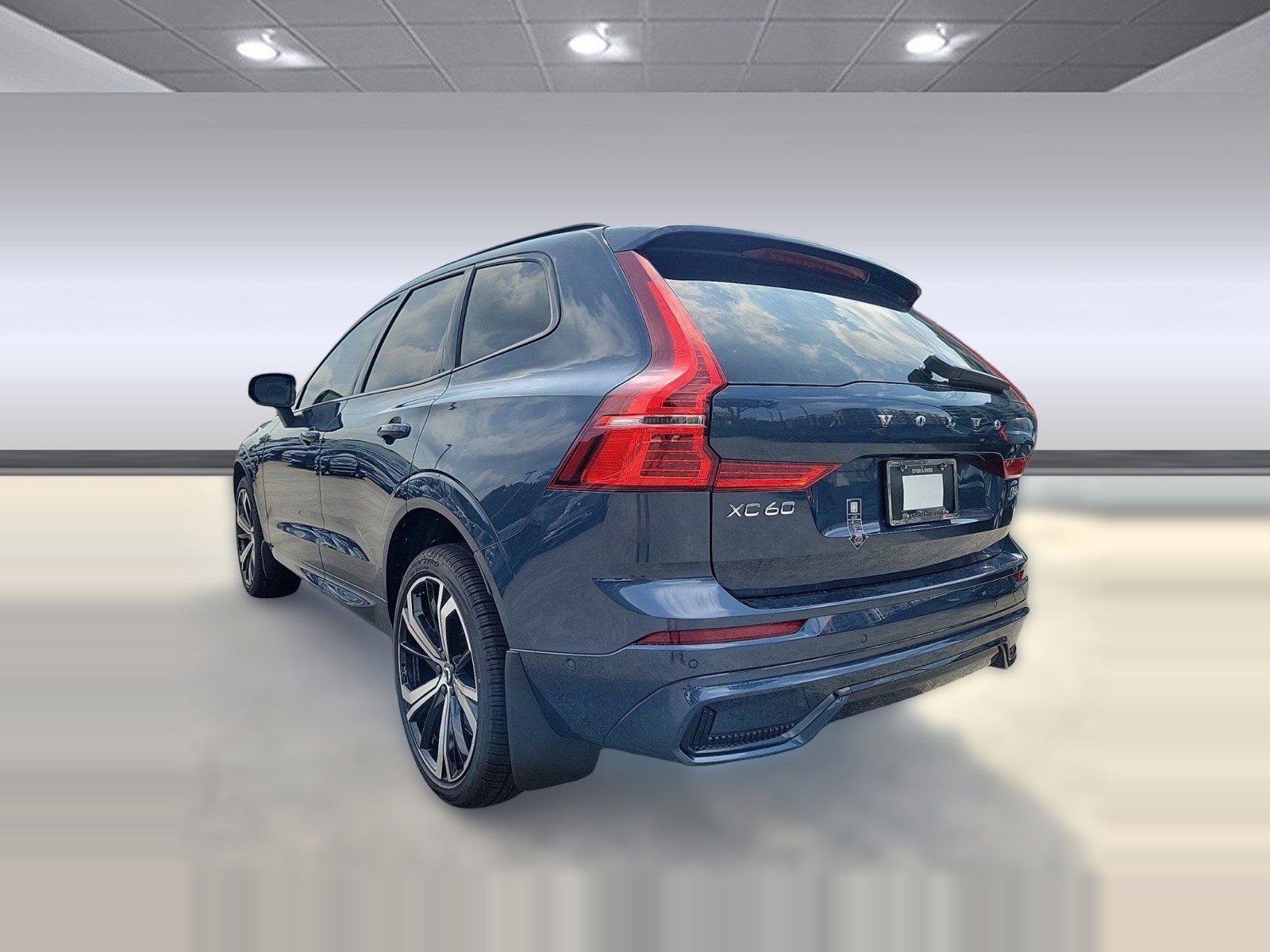 New 2024 Volvo XC60 B5 Ultimate image 3